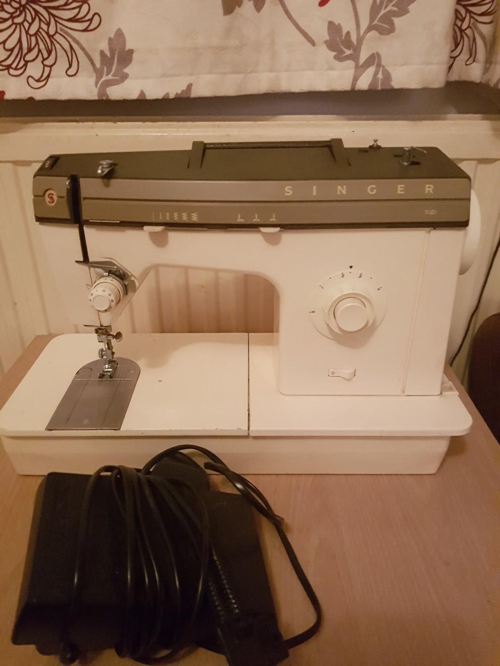 Singer 7101 Electric Sewing Machine in CF36 Pyle für 30,00 £ zum