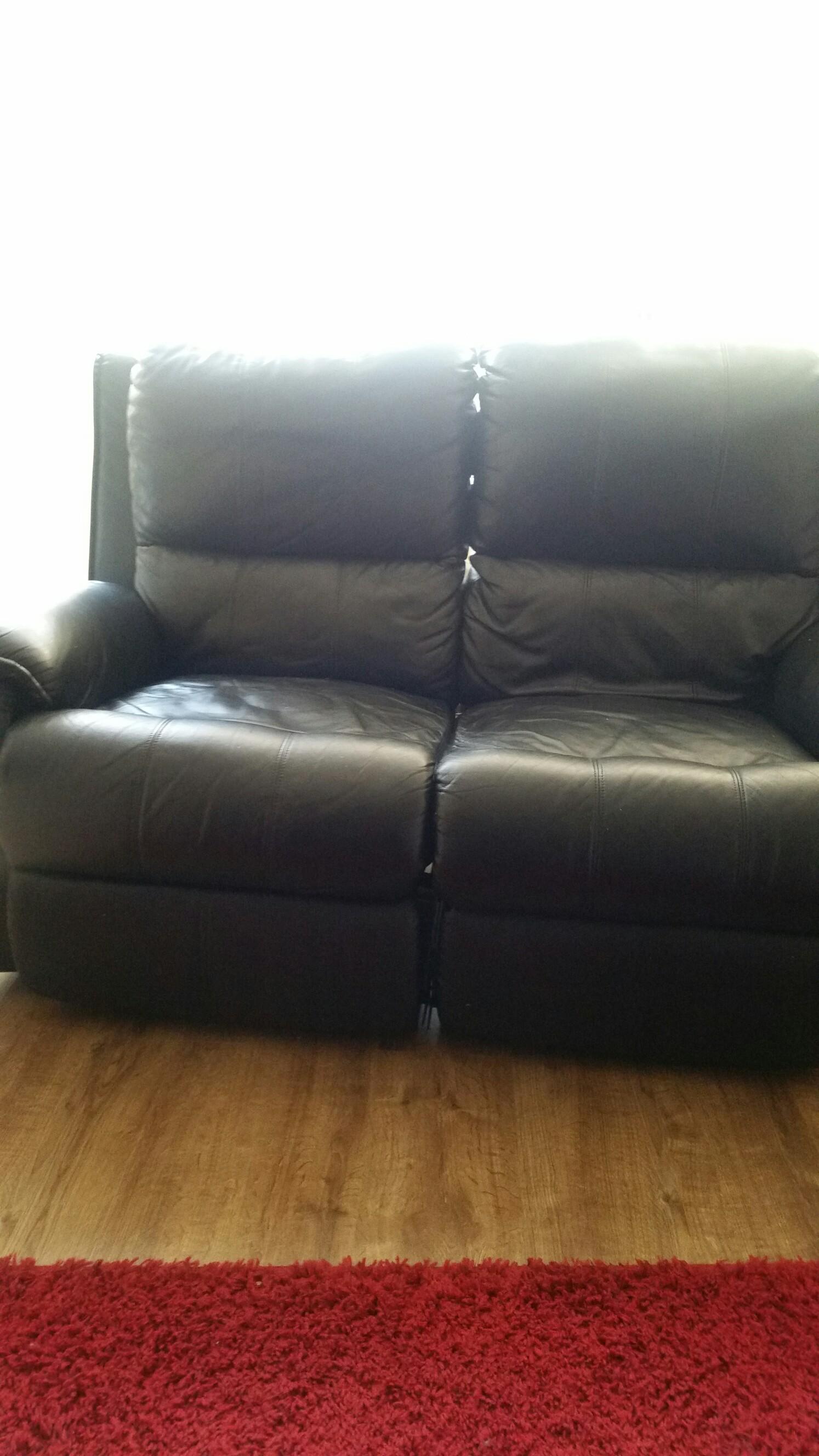 3 and 2 seater recliner black sofas in S65 Rotherham für 50,00 £ zum Verkauf Shpock DE