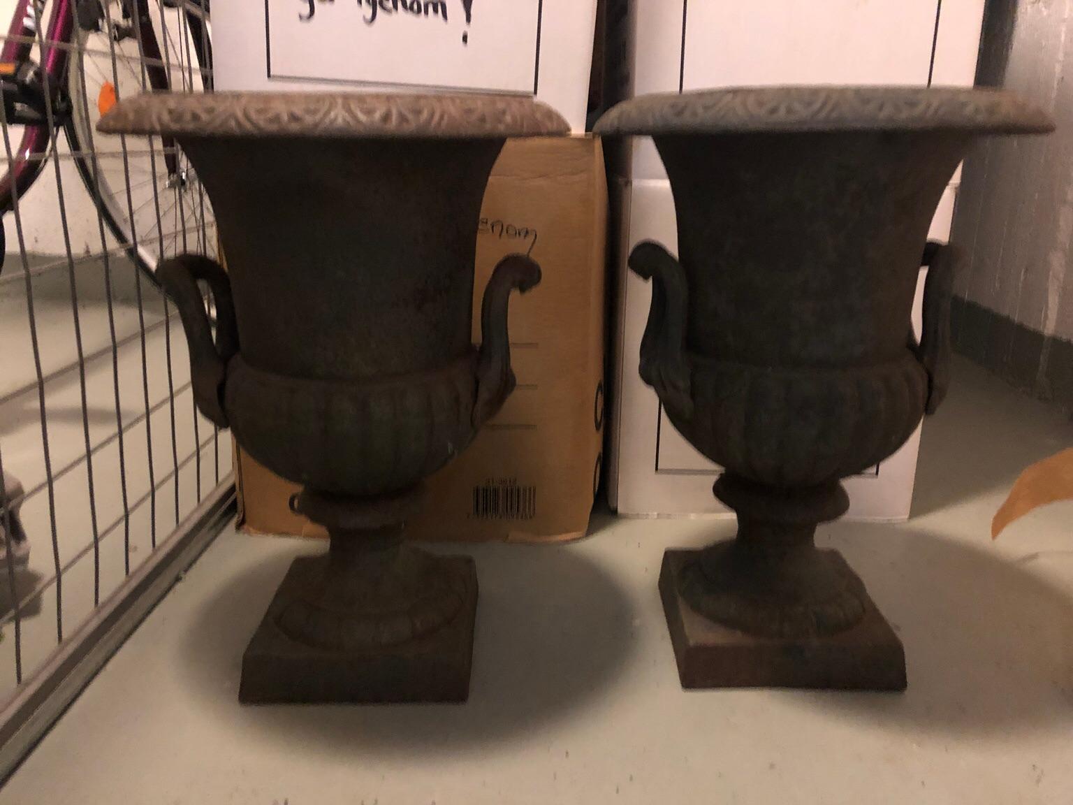 Gjutjärnskrukor På Fot 2st fina gjutjärnskrukor in 14145 StuvstaSnättringe for SEK 1,000.00