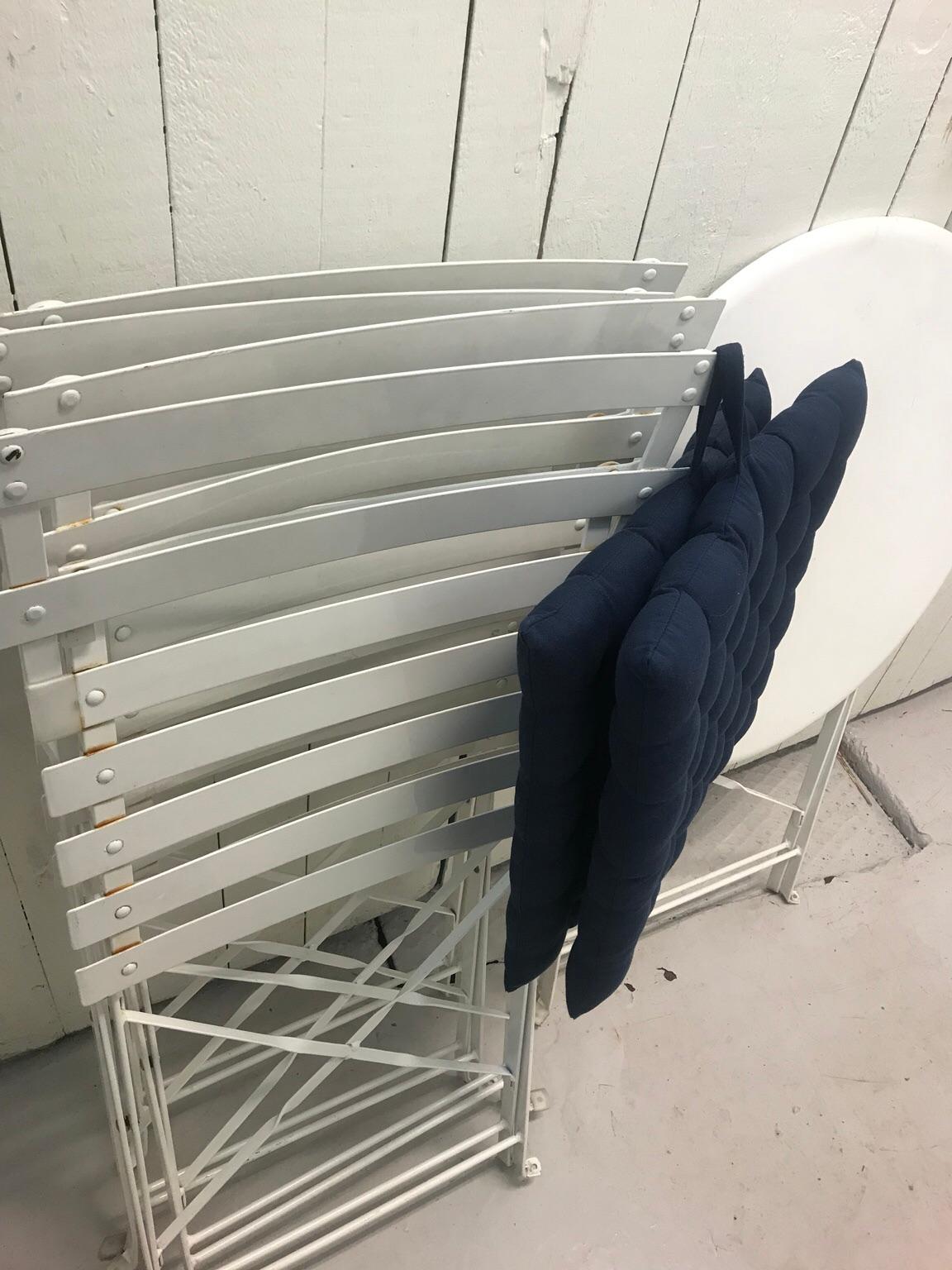 Vita Stolar Utemöbler Vita utemöbler bord och fyra stolar in 11121 Stockholm for SEK 400.00