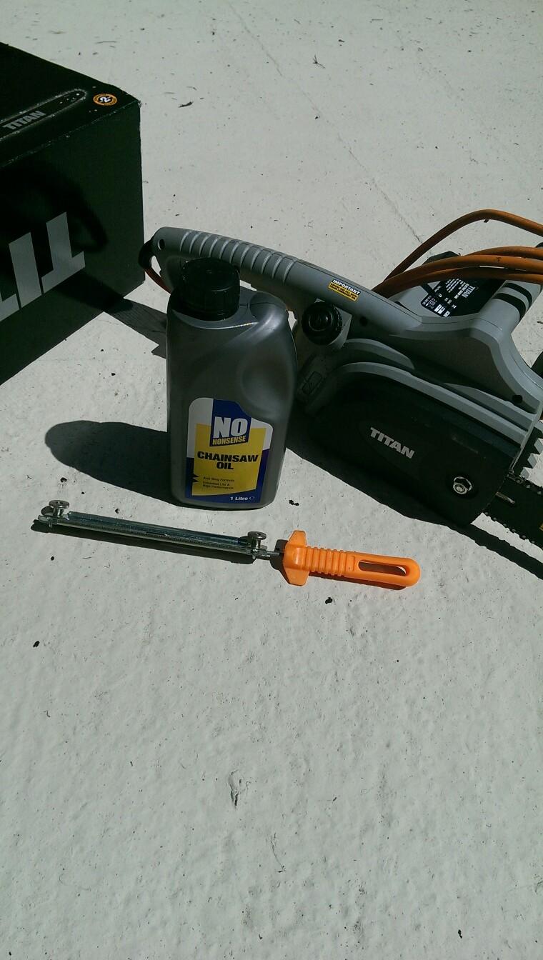 Titan electric chainsaw with file and oil in DN41 Healing for £20.00