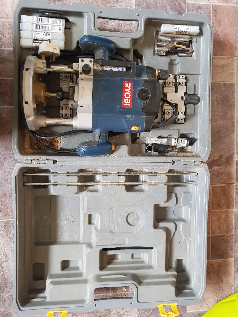 Ryobi ERT 2100v plunge router in Wakefield für £ 40,00 zum Verkauf