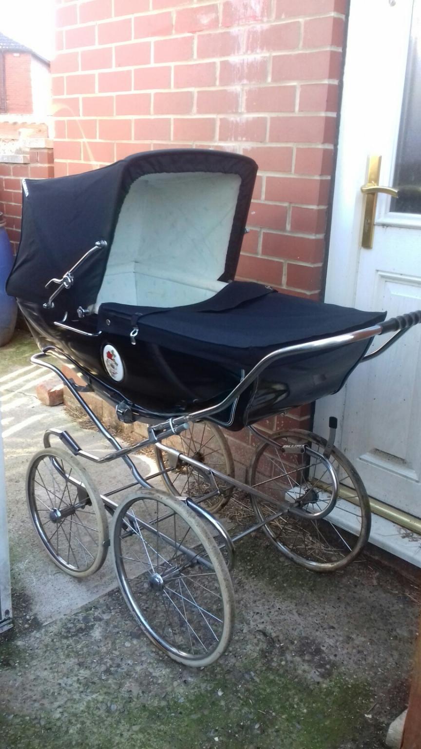 Silver Cross Durham Rose Coach Built pram in LS12 Leeds für 120,00