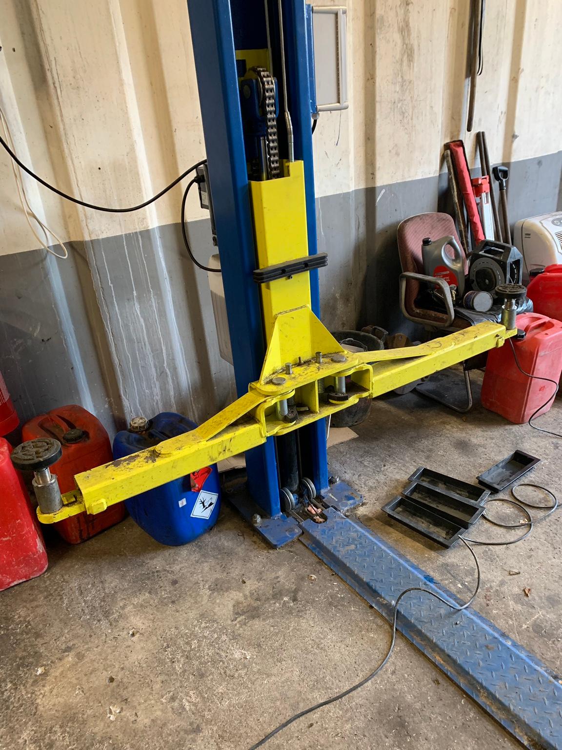 2 post car ramp lift tonne 4000kgs in Higher Woodhill for £850.00 for