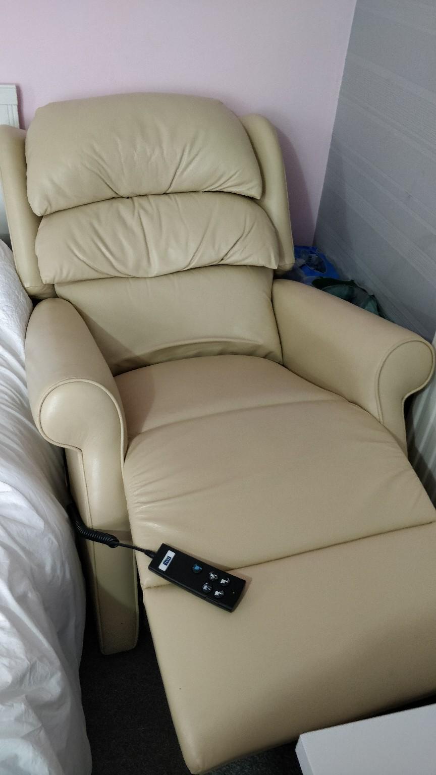 HSL leather riser recliner chair in IG1 Redbridge for £150.00 for