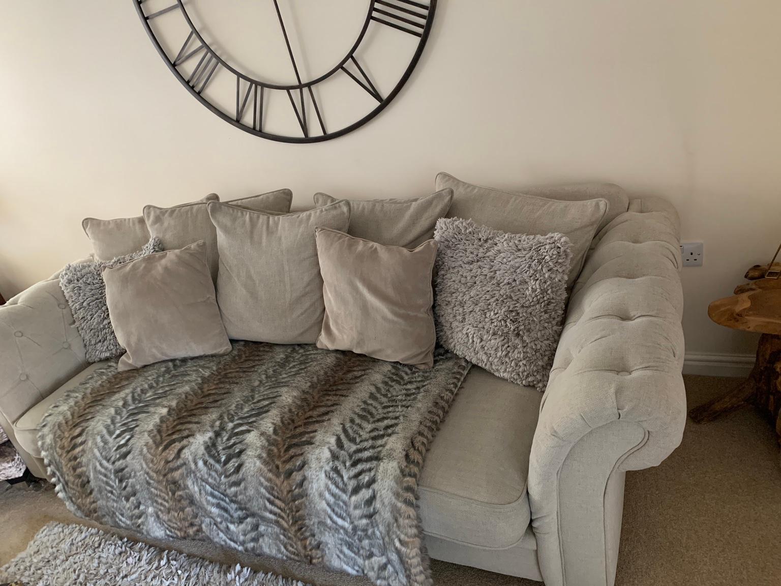 Sofology Cream Chesterfield 4 Seater Sofa in Wheatley Hill für £ 450,00