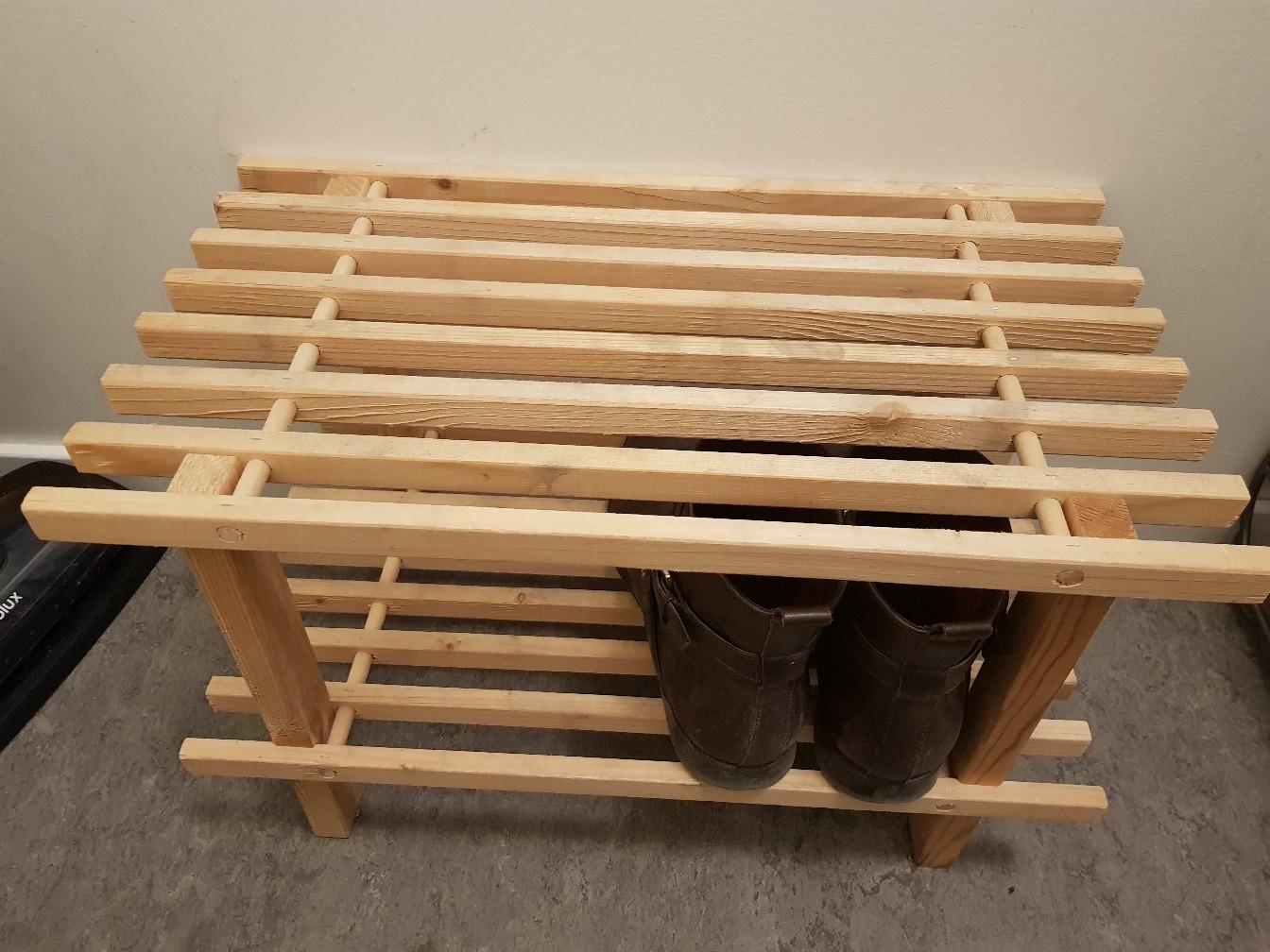 Liten Skohylla Liten skohylla av trä in 17165 Solna kommun für SEK 20,00 zum Verkauf