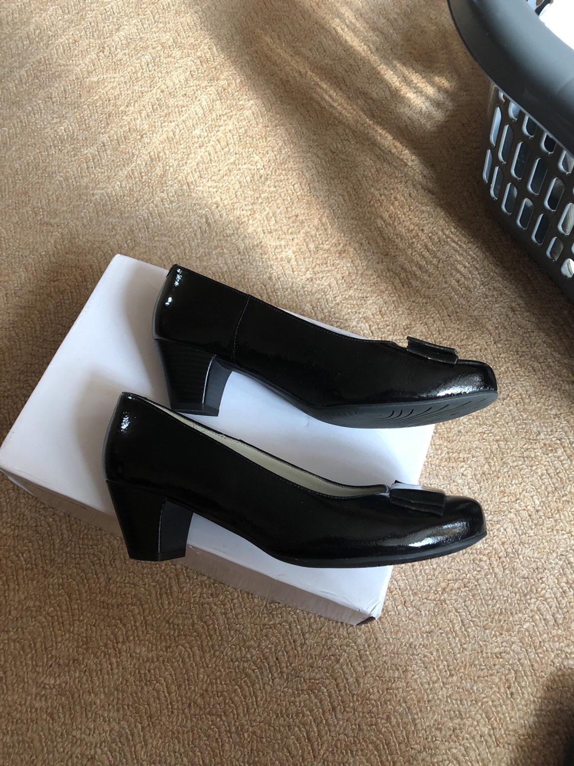 Ladies Pavers patent leather court shoes in DY3 Dudley for £12.00 for
