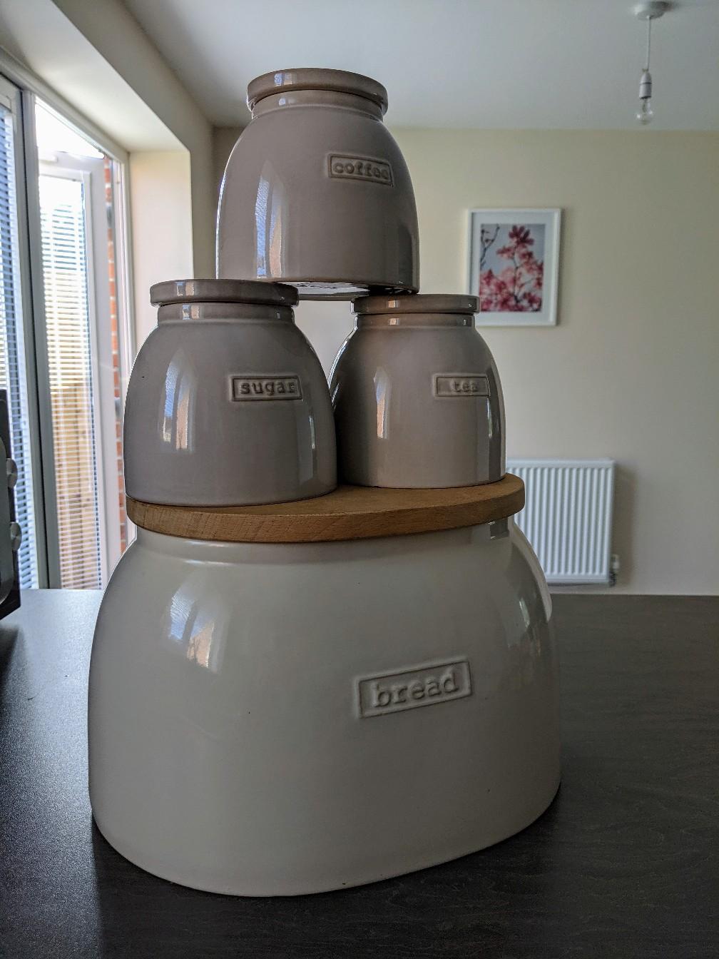 bread bin plus tea coffee sugar pots in South Derbyshire für 20,00