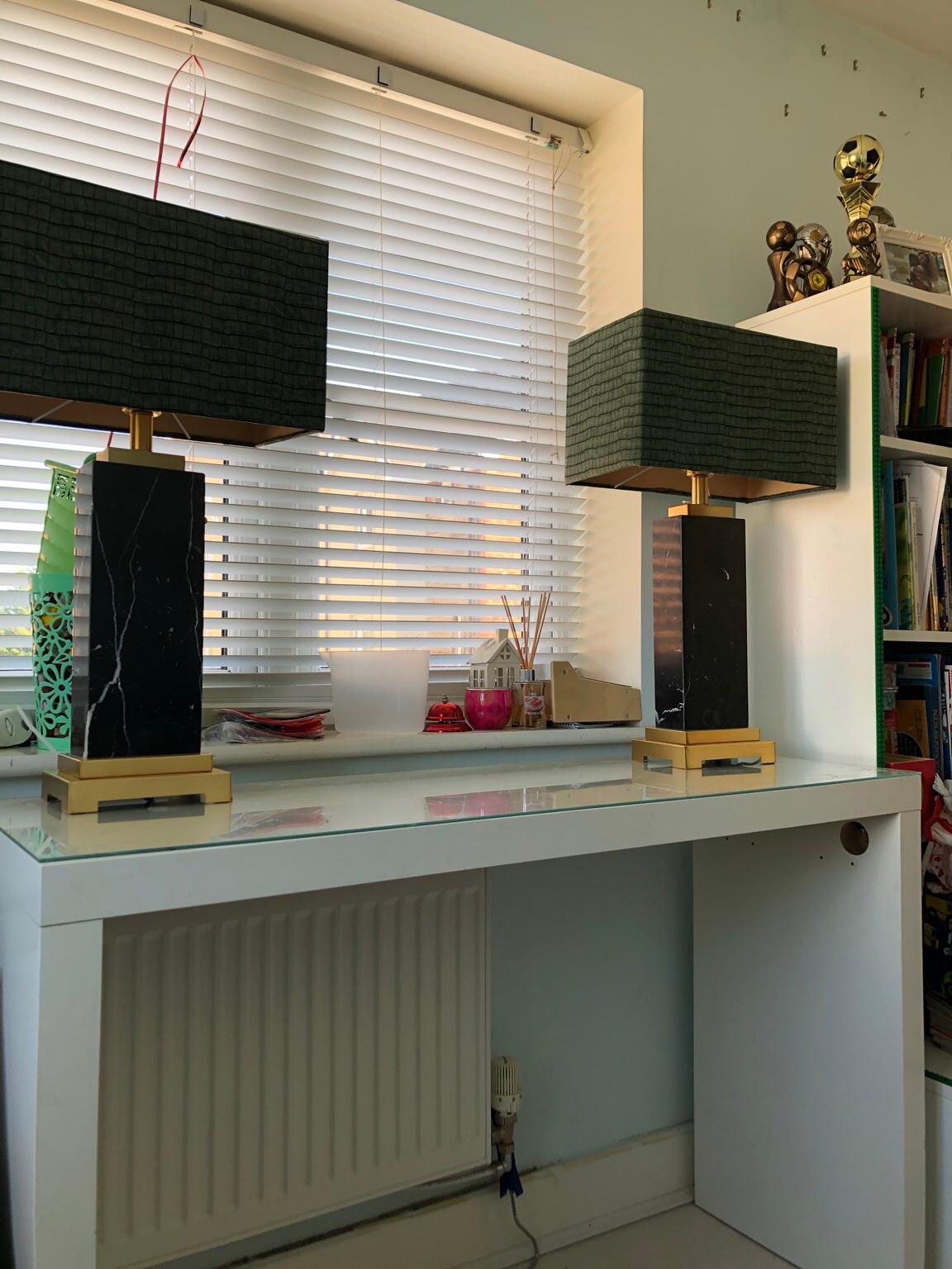 IKEA malm dressing table with glass top in Dunstable für £ 20,00 zum