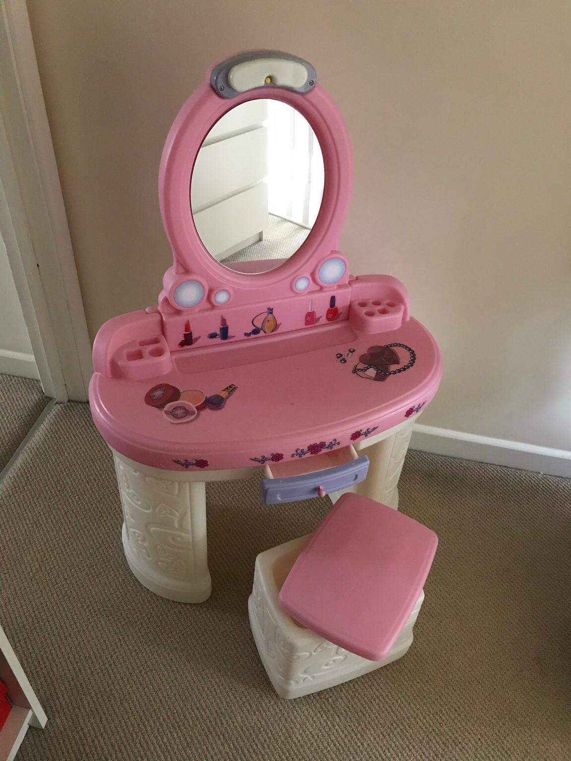 Child’s dressing table in RM17 Orsett for £25.00 for sale Shpock