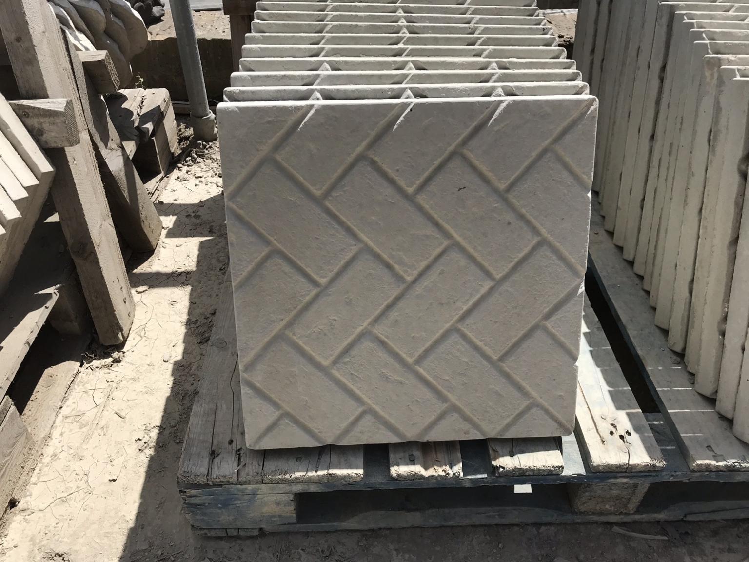 450x450mm brick style concrete paving slabs in Rotherham für 3,00 £ zum
