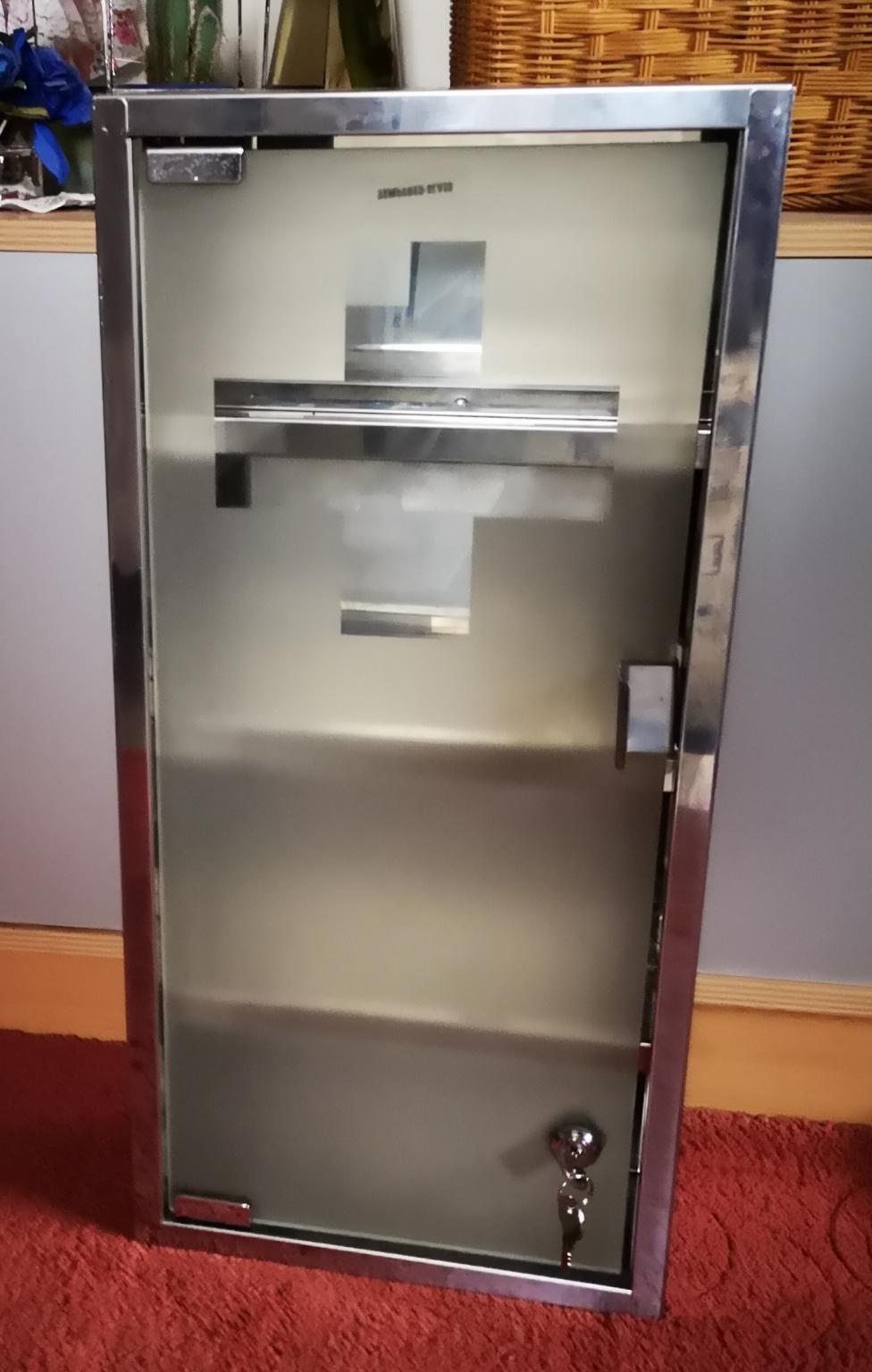 Medikamentenschrank Edelstahl mit 2 Schlüssel in 67433 Neustadt an der