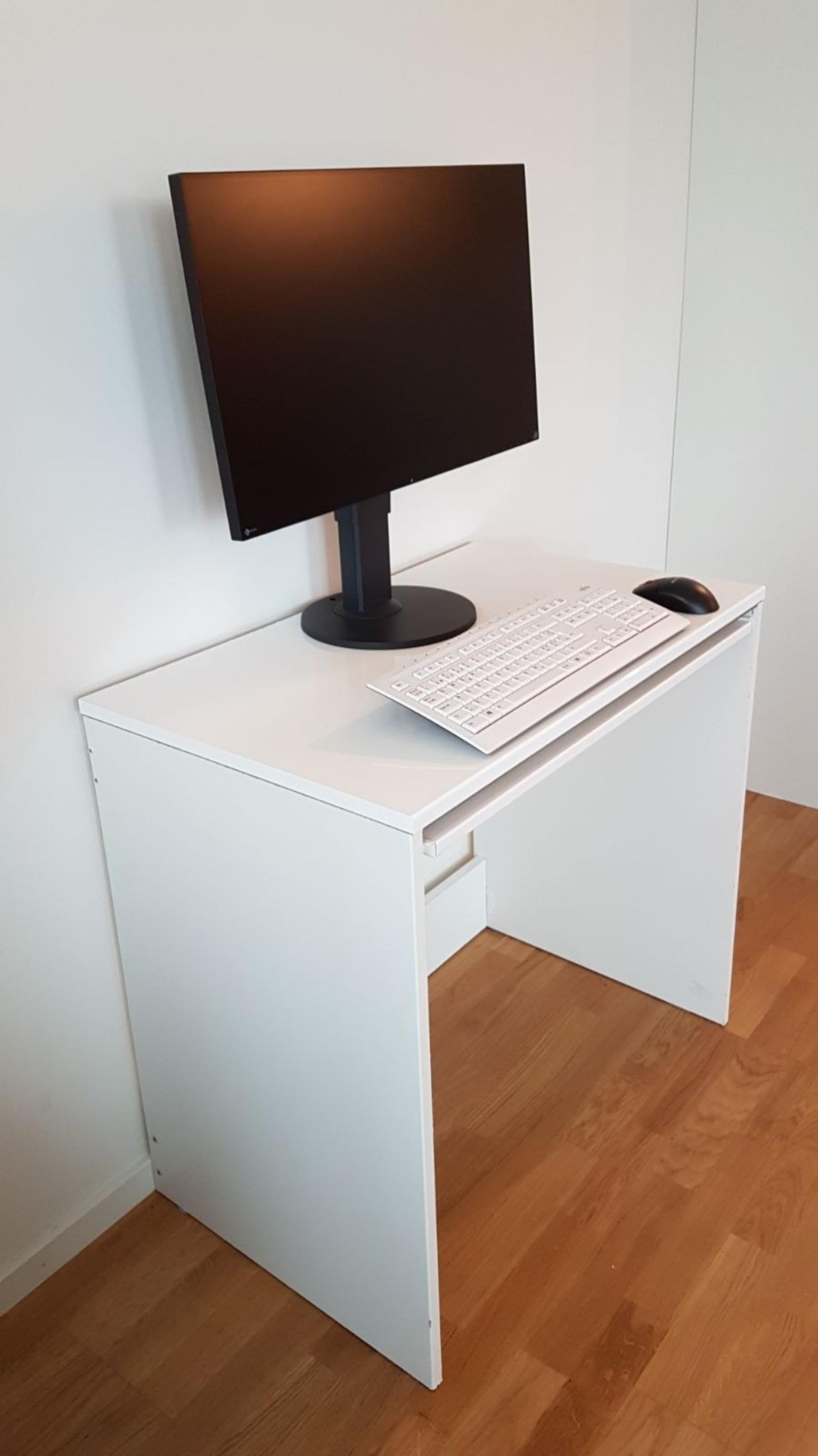 utdragbart skrivbord Vit Datorbord/Skrivbord In 112 15 Stockholm For Sek 200.00 For Sale | Shpock