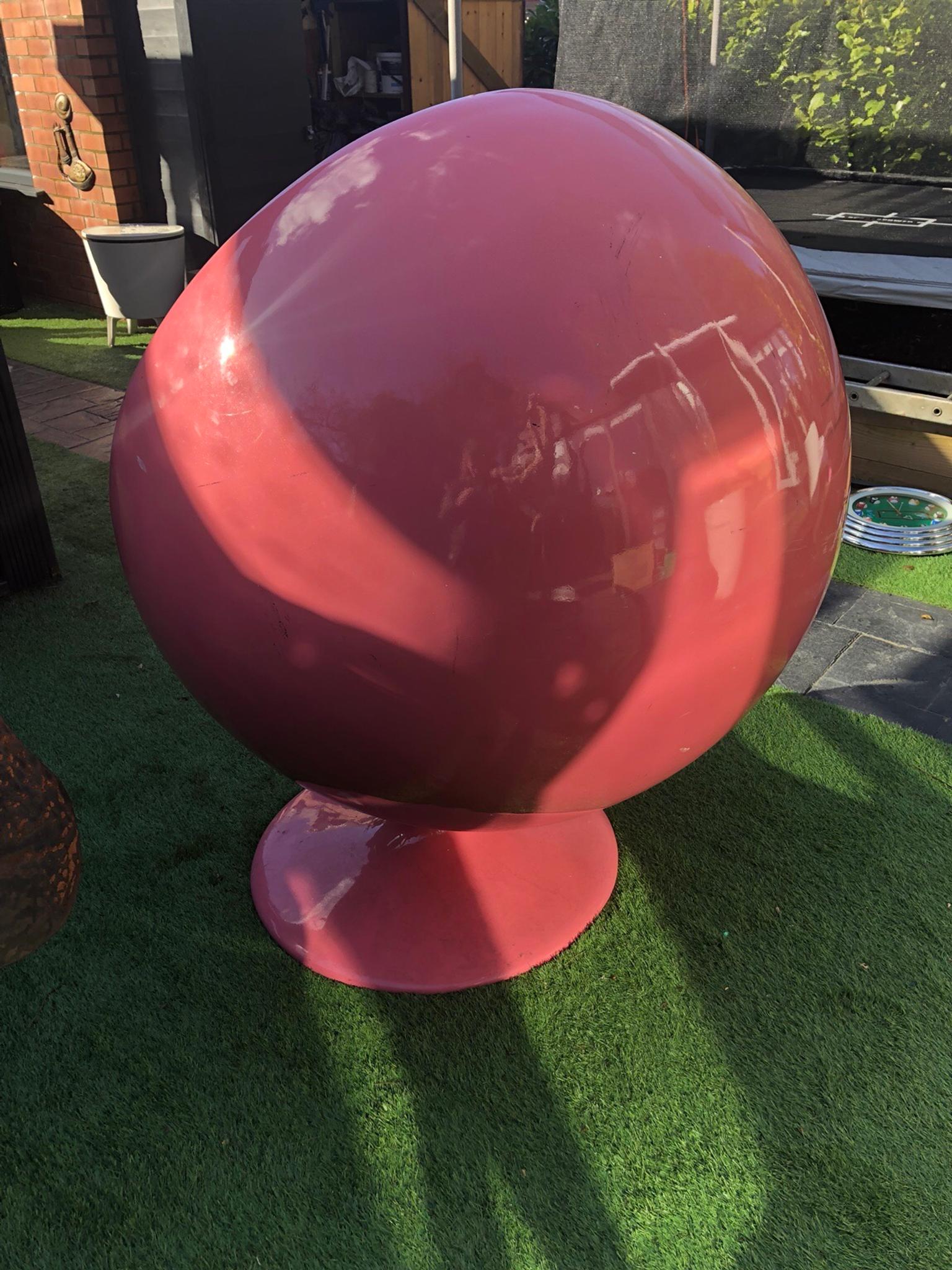 Funky retro high gloss pink egg chair £200 in OL2 Oldham for £200.00