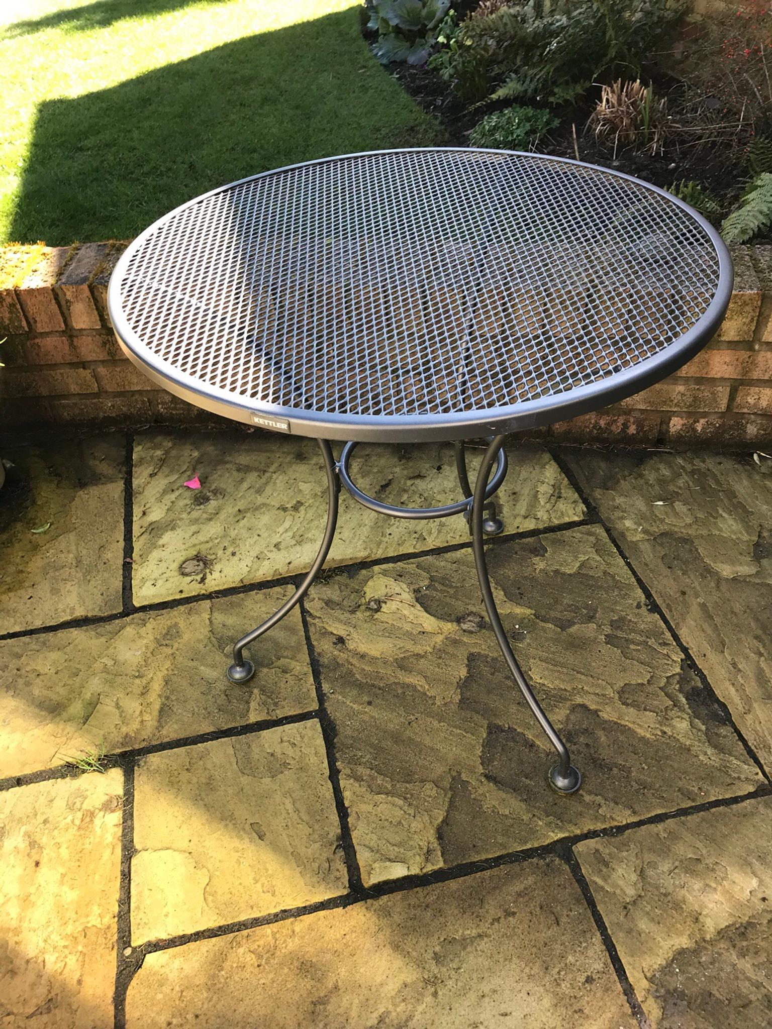 Kettler 70cm round mesh patio table in Stretton für 50,00 £ zum Verkauf