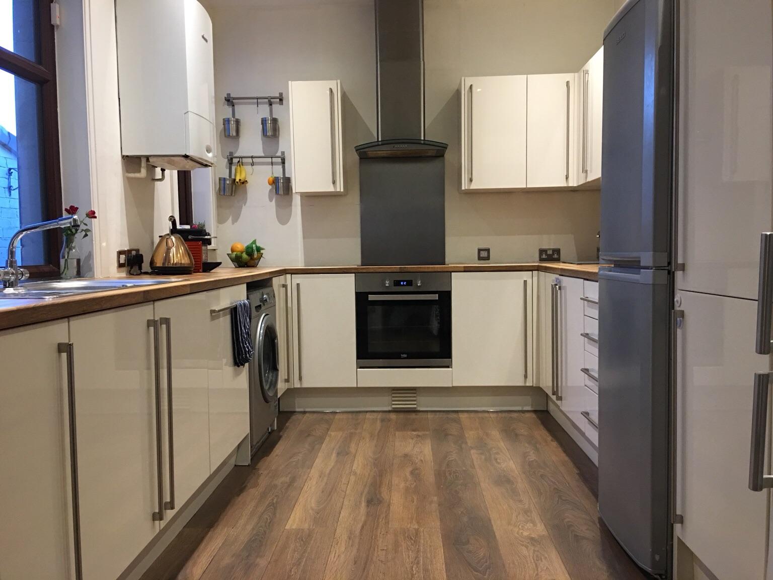 Howdens Glendevon Cream kitchen & appliances in BL8 Bury for £200.00