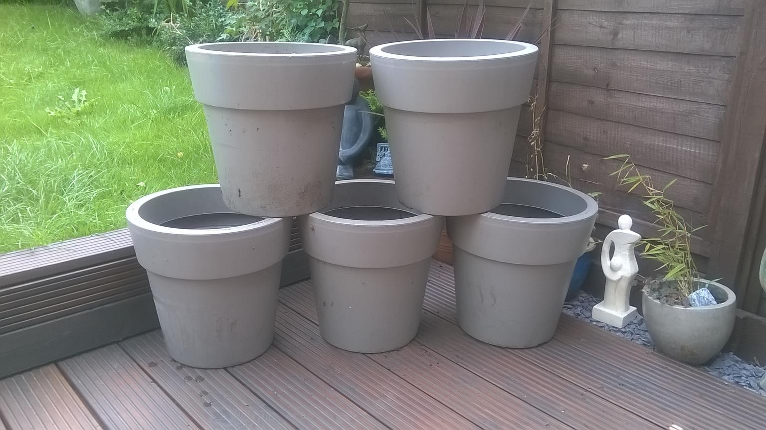 5 large plastic garden plant pots planters in CR0 Croydon for £15.00