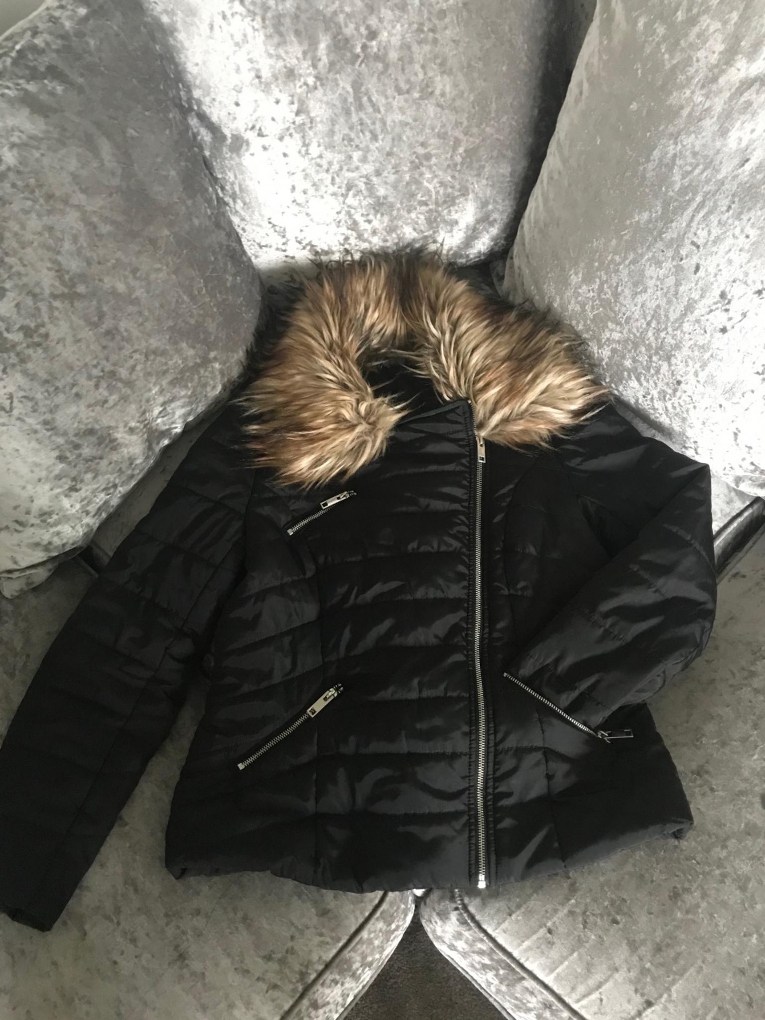 TESCO F&F BLACK JACKET W/ FAUX FUR COLLAR in E12 London für £ 12,00 zum