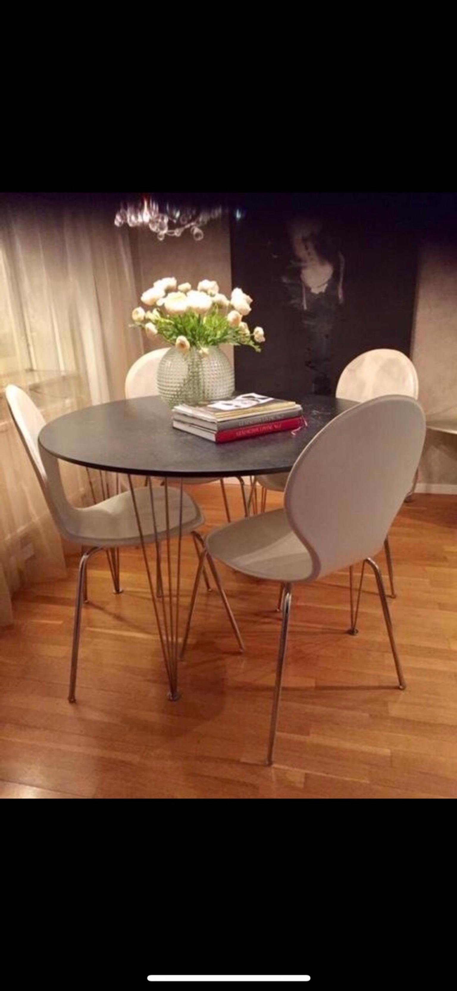 mio plaine matbord Svart Mio Plaine Matbord Med Vita Stolar In 22109 Stockholm For Sek 1,500.00 For Sale | Shpock