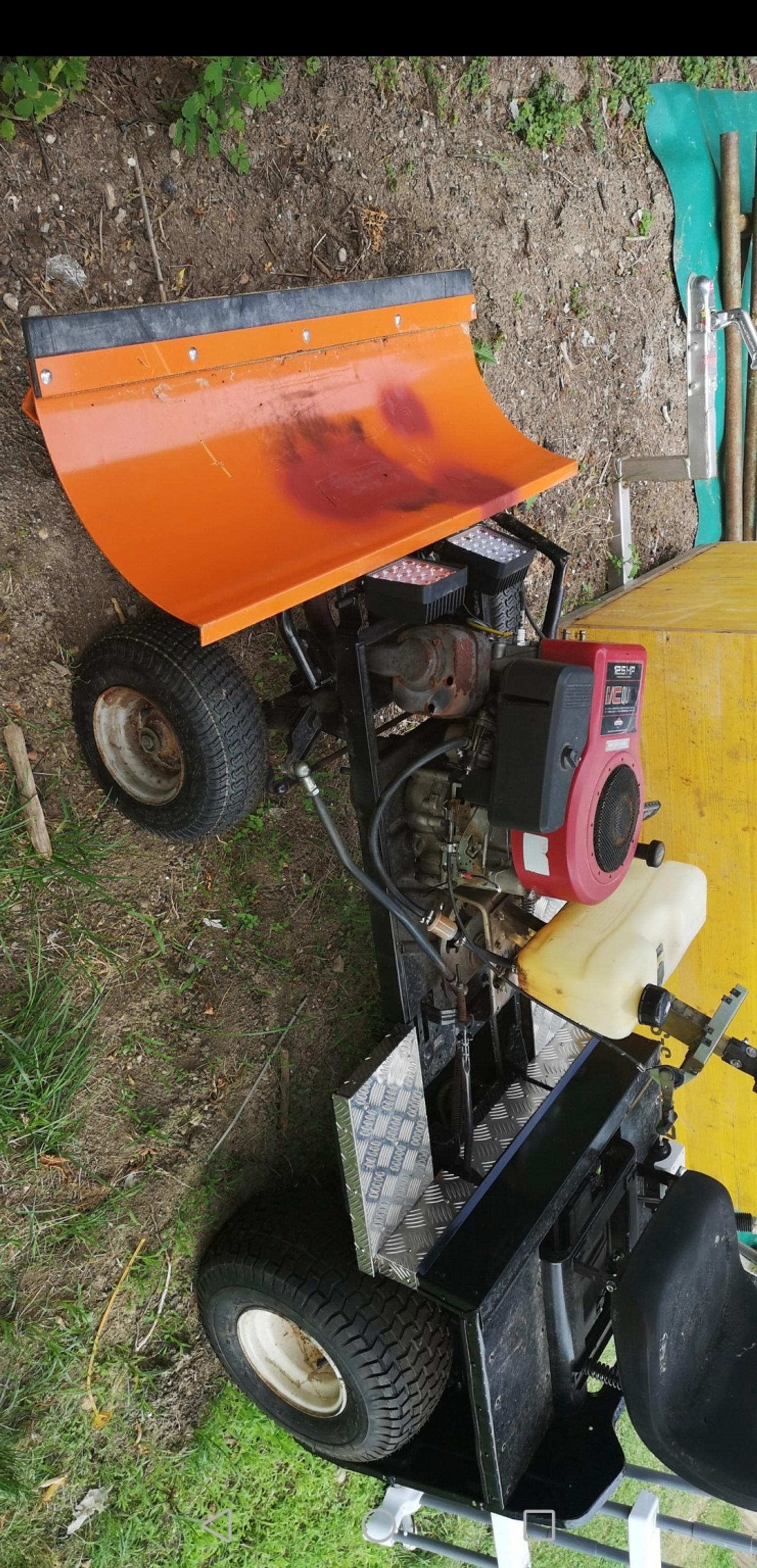 Kleiner Traktor mit Schneeschild und Hänger in 9433 Blaiken für € 350