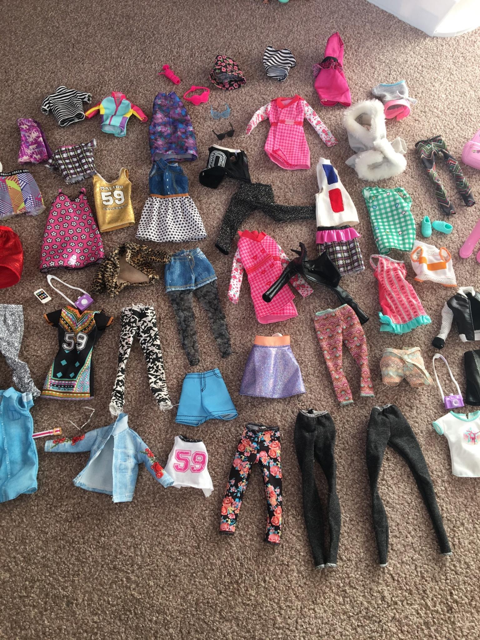 Big bundle of barbie clothes & accessories in WF15 Kirklees für 25,00