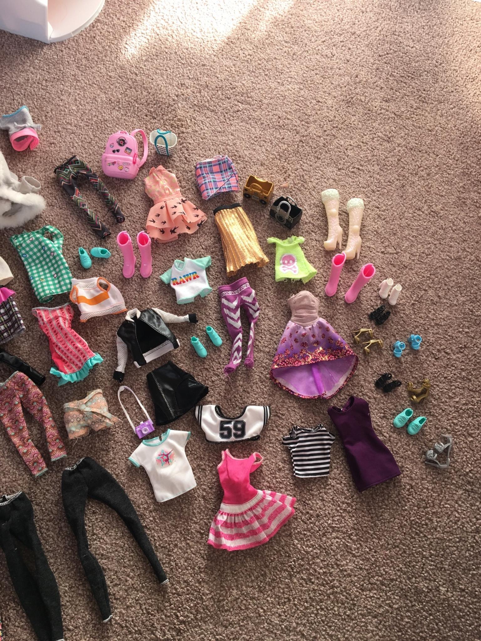 Big bundle of barbie clothes & accessories in WF15 Kirklees für 25,00