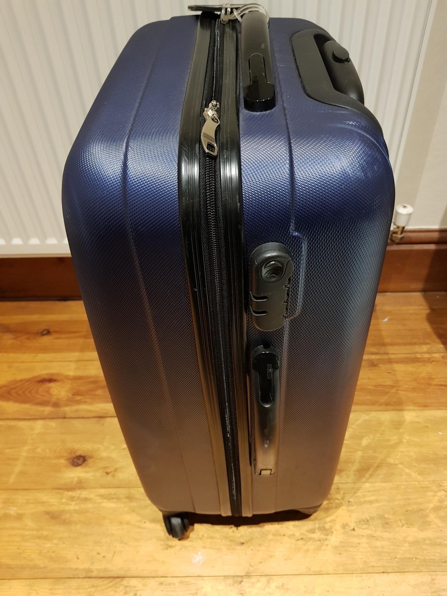 Travel suitcase 15kg in DY11 Forest for £5.00 for sale Shpock