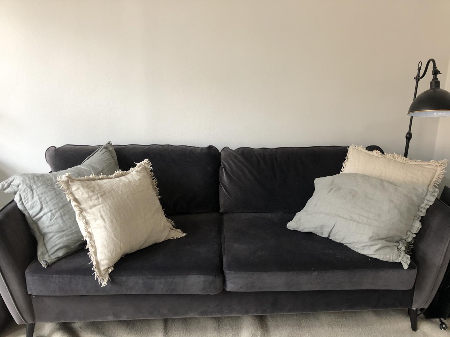 Soffa I Grå Sammet (2,5 Sits) In 113 55 Stockholm For Sek 1,000.00 For Sale | Shpock