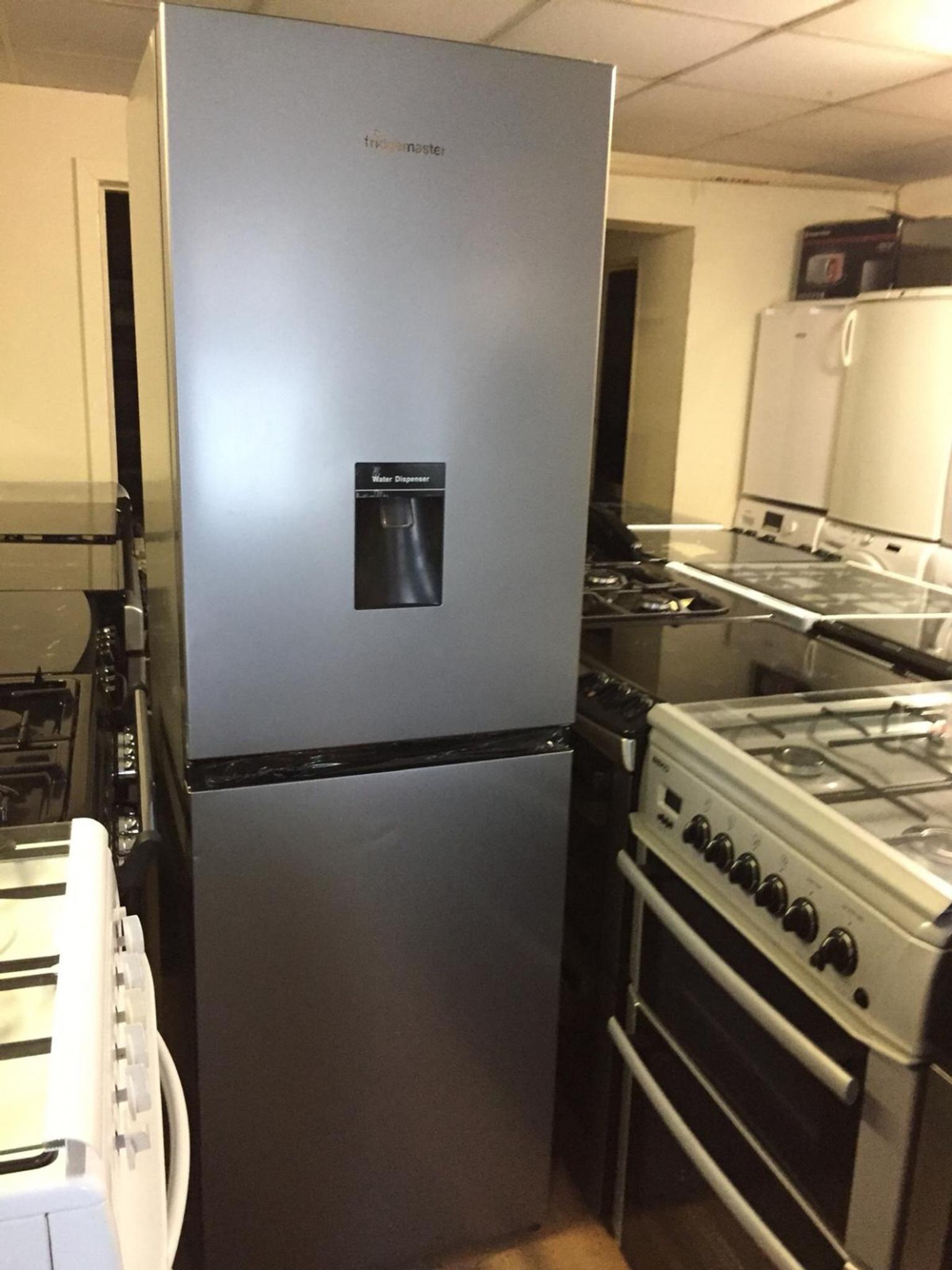 Silver fridge freezer with water dispenser in BD18 Bradford für £ 199