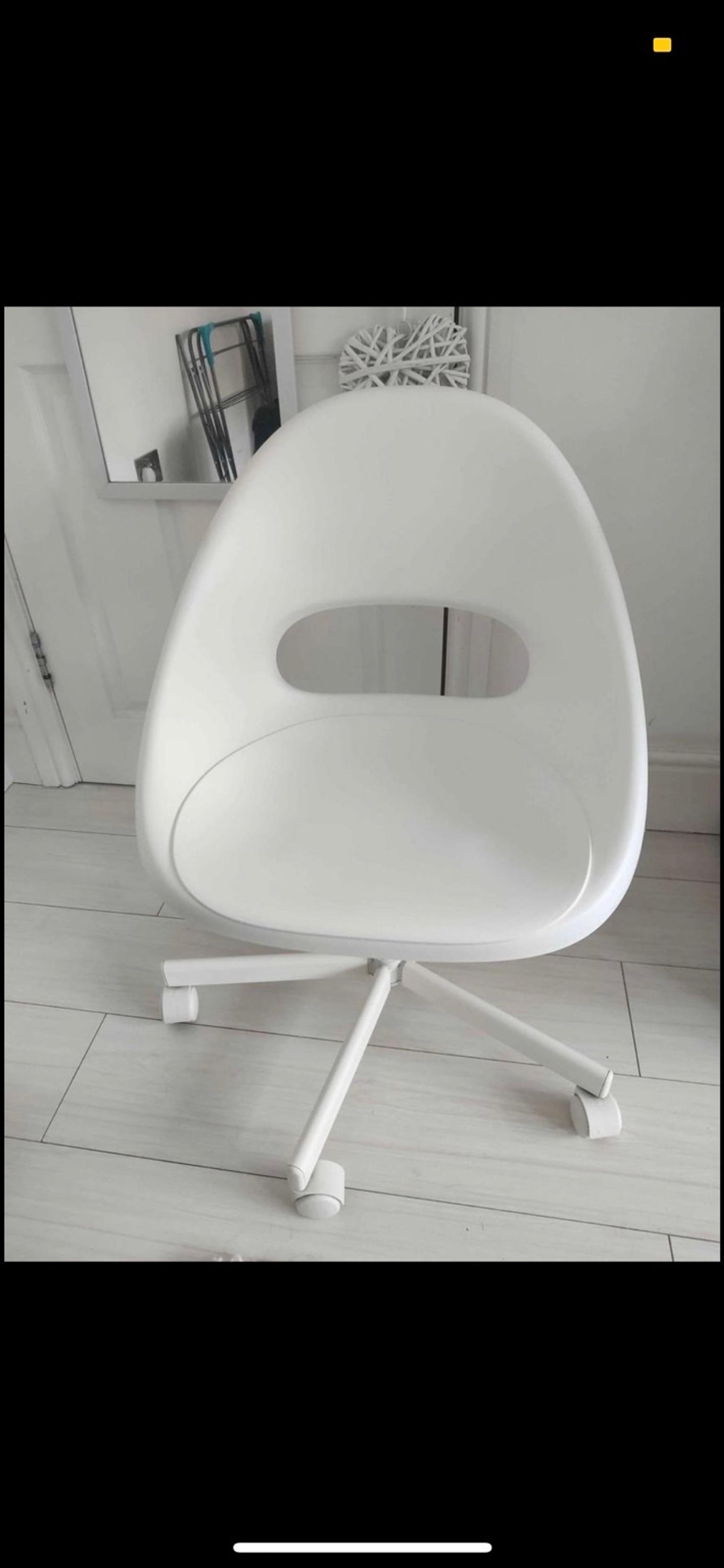 Ikea white swivel/office chair with wheels in RM7 Havering for £12.00