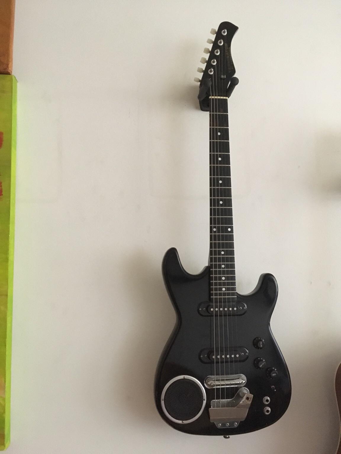 EGitarre mit integriertem Verstärker in 51063 Köln for €75.00 for sale