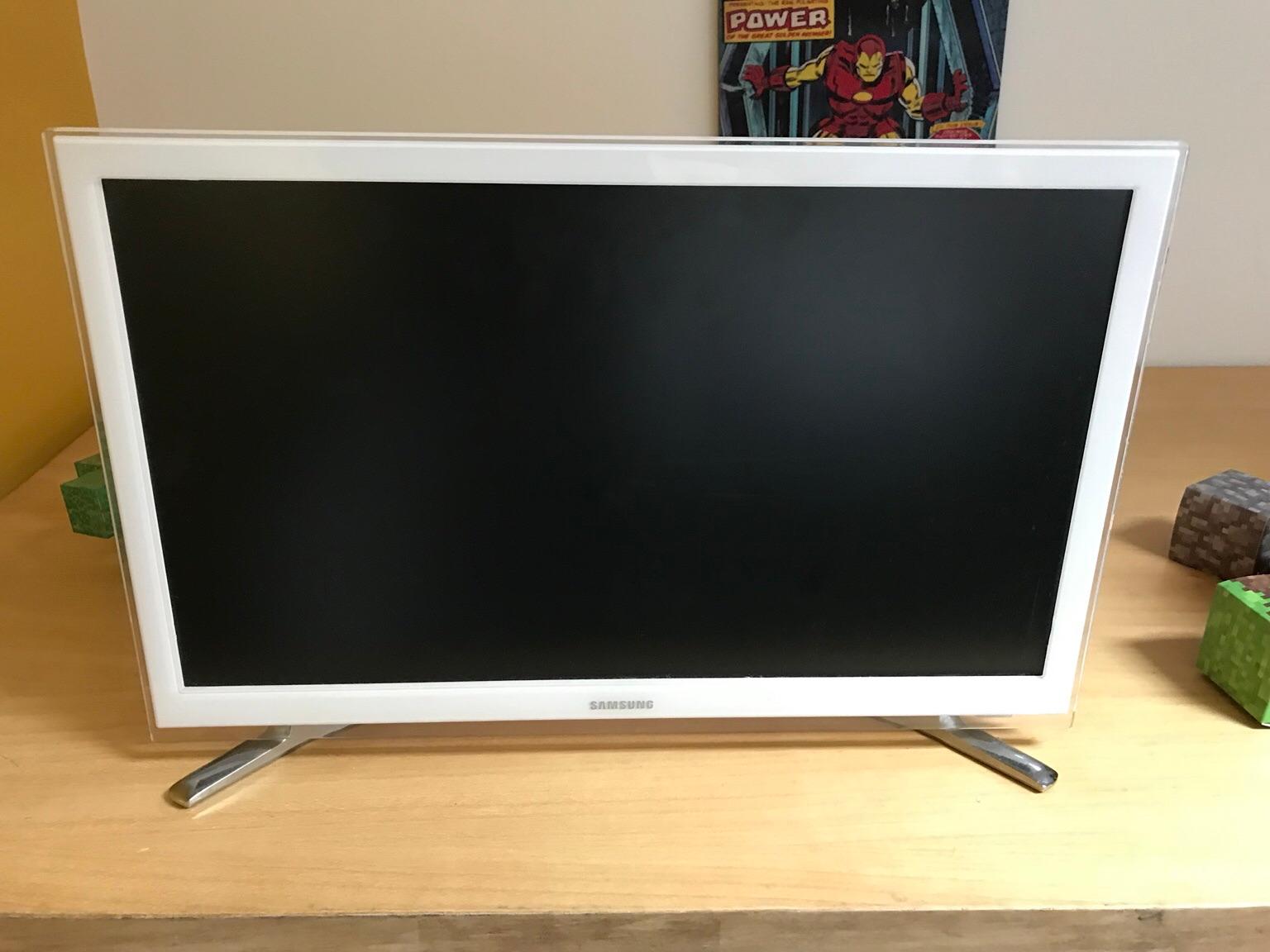 Samsung smart tv led 22 inch white in BB4 Rossendale for £70.00 for