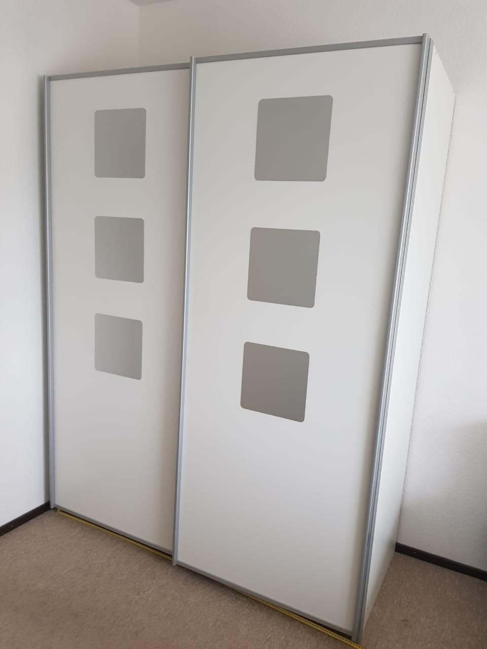 Mann Mobilia Kleiderschrank — Teatrodiverzura