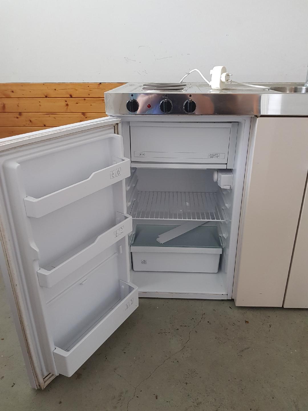 Diskbänk Med Spisplattor Diskbänk med kyl/frysfack/spisplattor in 41517 for SEK 1,700.