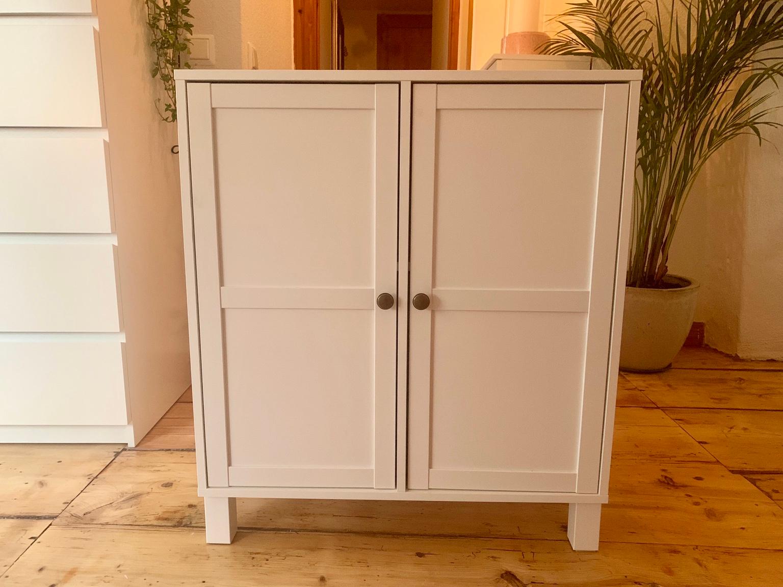 Skals Vitrinskåp Skåp SKALS 2 dörrar vit in 223 50 Lund for SEK 250.00 for sale Shpock