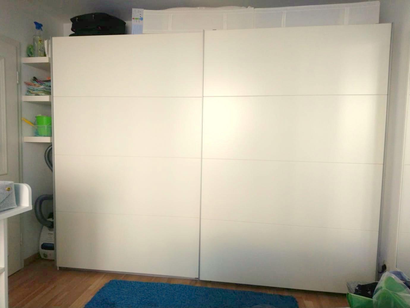 Schwebetürenschrank weiß 270 cm breit in 82024 Taufkirchen for €199