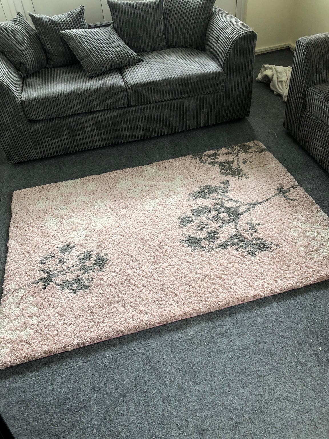 A Complete Guide on How to Clean a Shaggy Rug Rug.