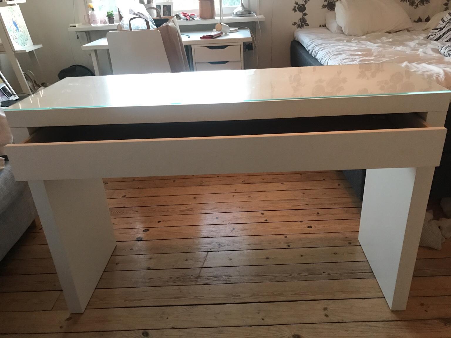 Ikea Skrivbord Malm IKEA MALM sminkbord/skrivbord m. Glasskiva in 16775 Stockholm for SEK