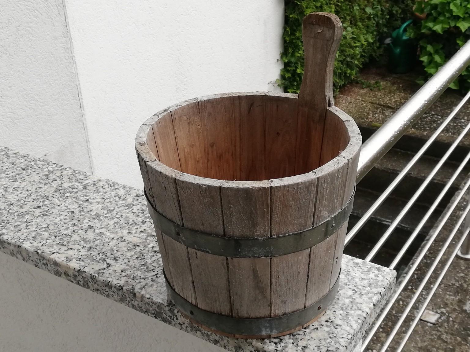 Holzbottich Pflanzentrog Deko Blumen in 5280 Braunau am Inn für € 15,00