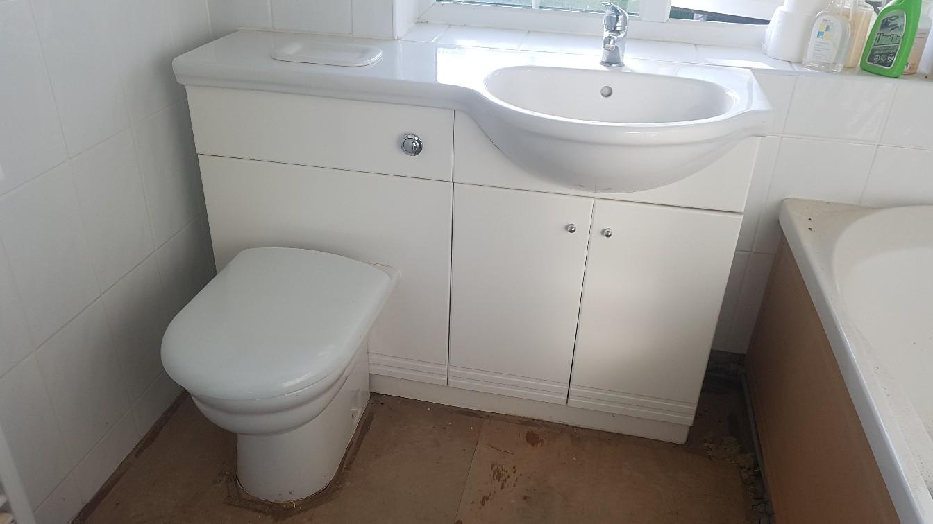 toilet and sink bathroom unit in Dunstable for £80.00 for sale
