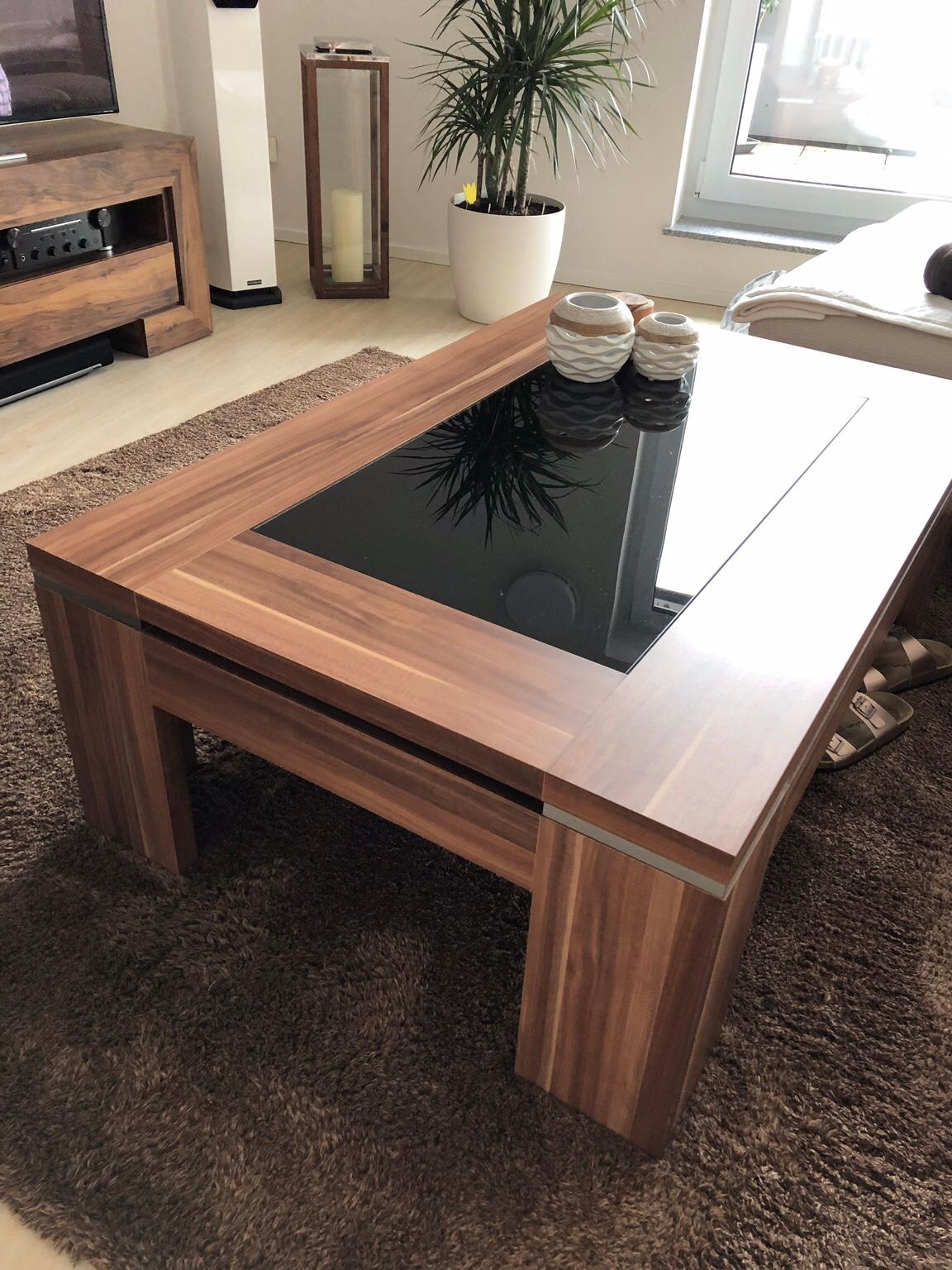 Couchtisch Nussbaum schwarzes Glas in 89584 Ehingen (Donau) für 15,00