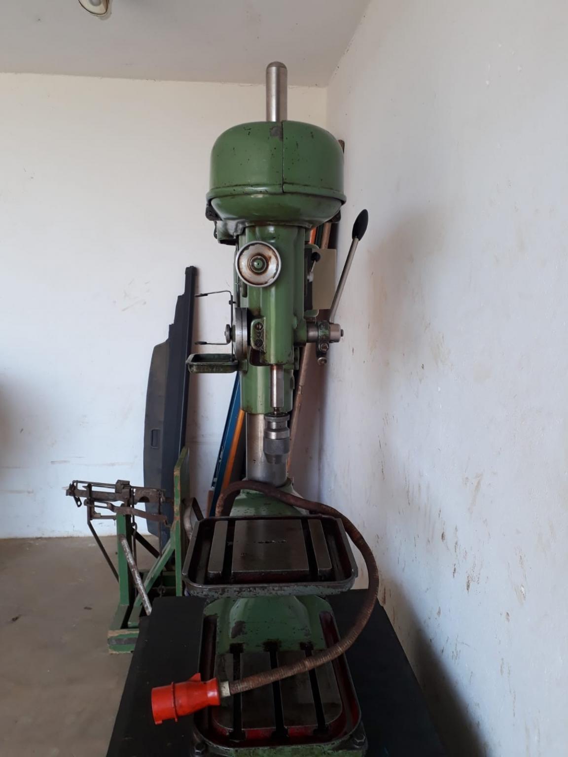 Ständerbohrmaschine mit Tisch der Firma Flott in 70794 Filderstadt für