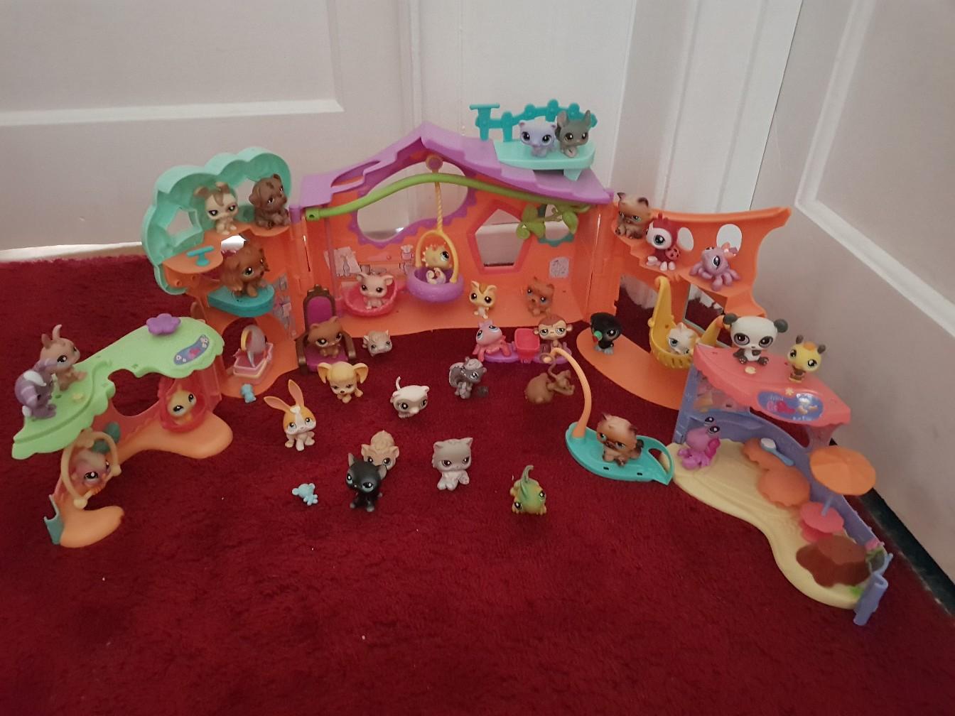 littlest pet shop house and accesories in Walsall for £25