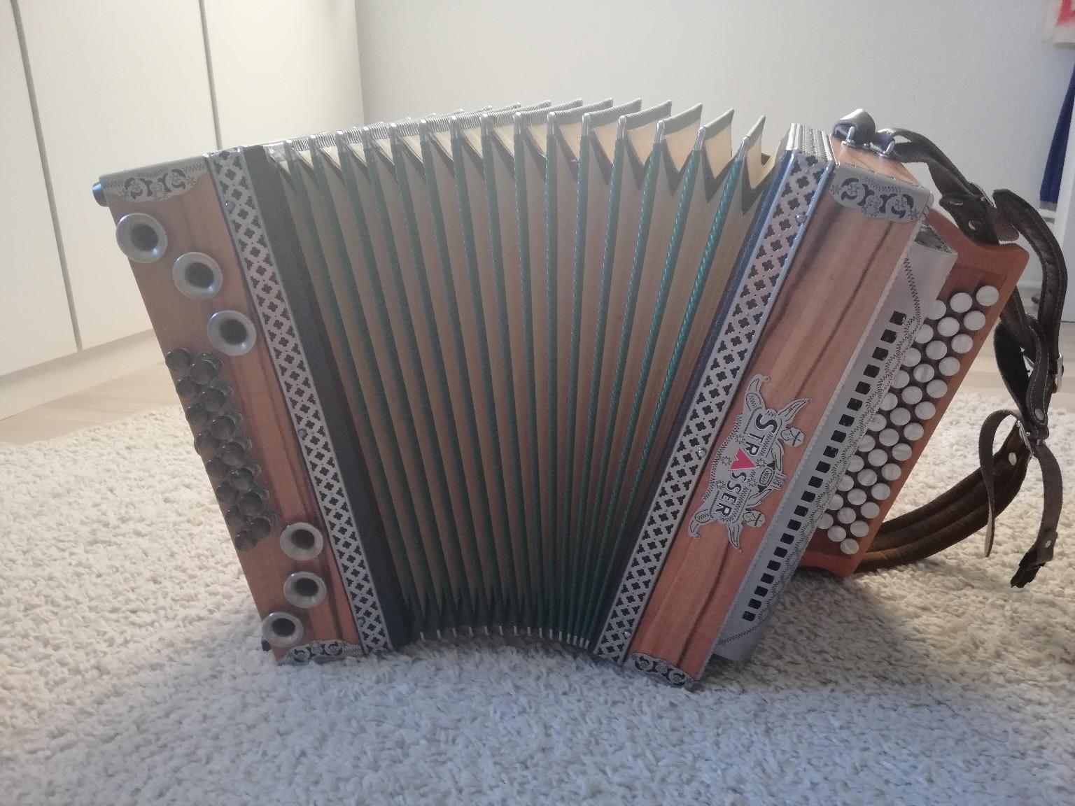 Strasser Ziehharmonika in 8962 für € 3.300,00 zum Verkauf Shpock AT