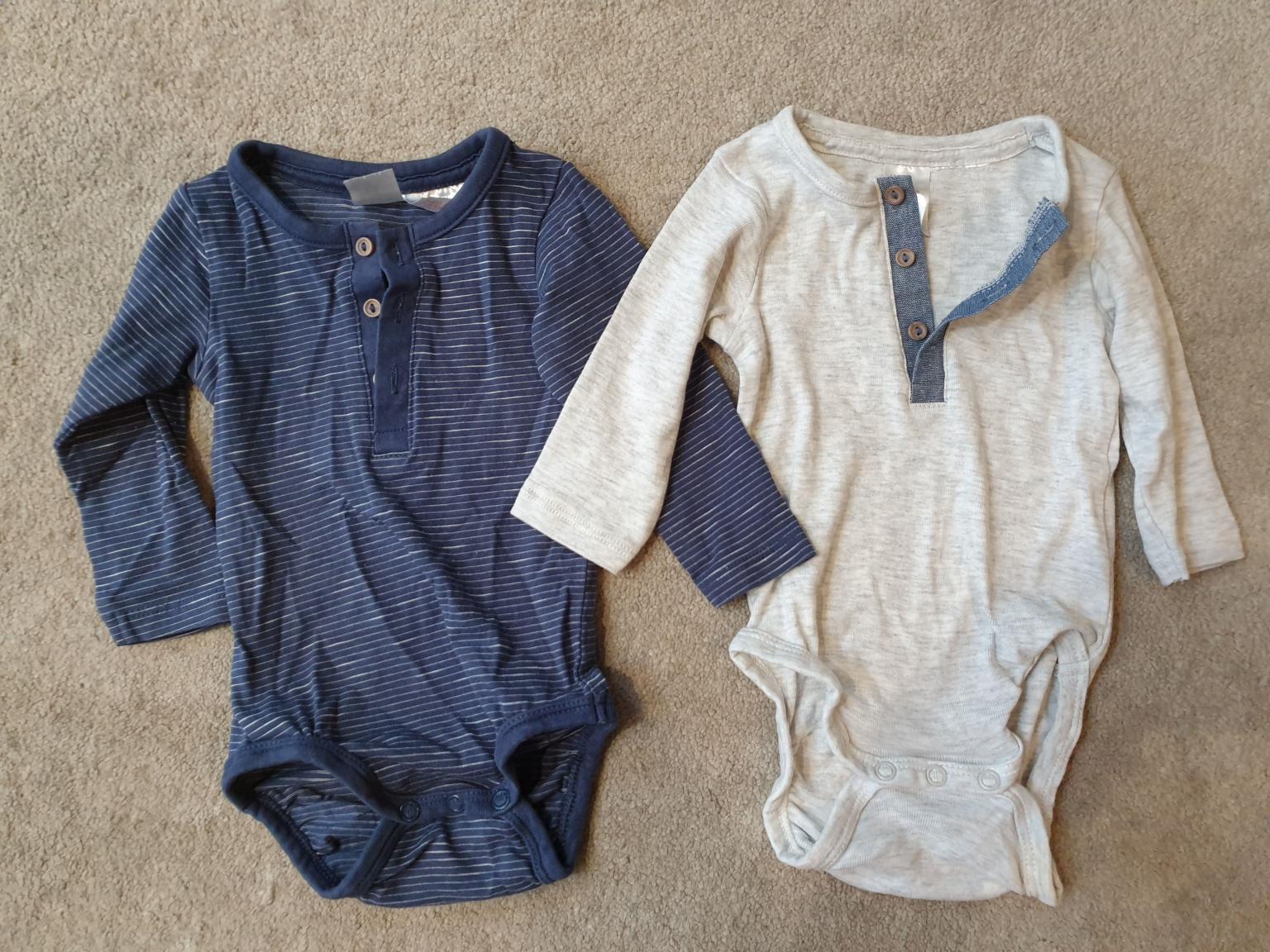 Baby bundle H&M bodysuits/tops/ all in one in EN11 Broxbourne for £5.00 for sale Shpock