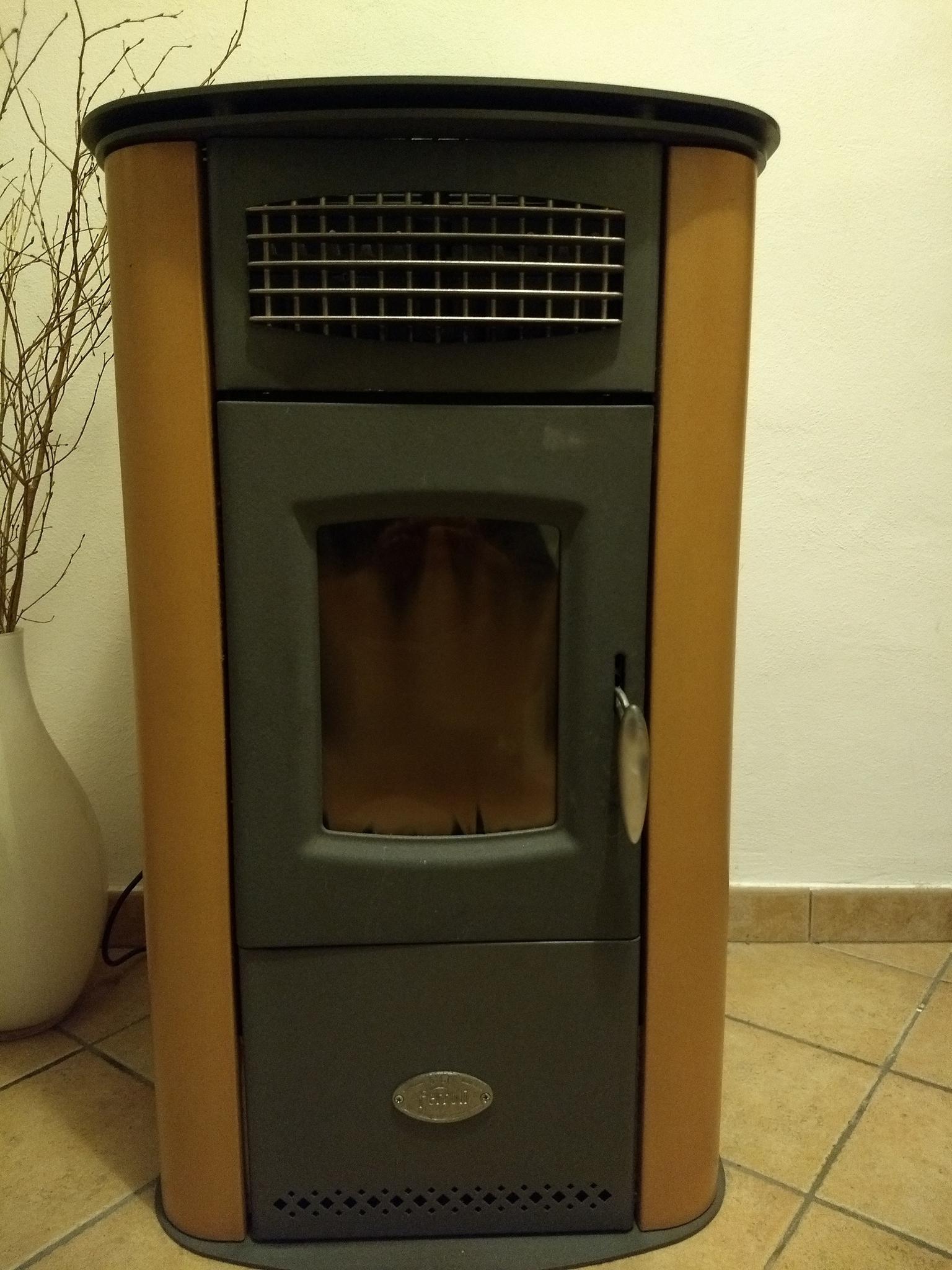 Stufa Pellet Ferroli Fea 13kw perfetta in 14022 Pino d'Asti for €620.00