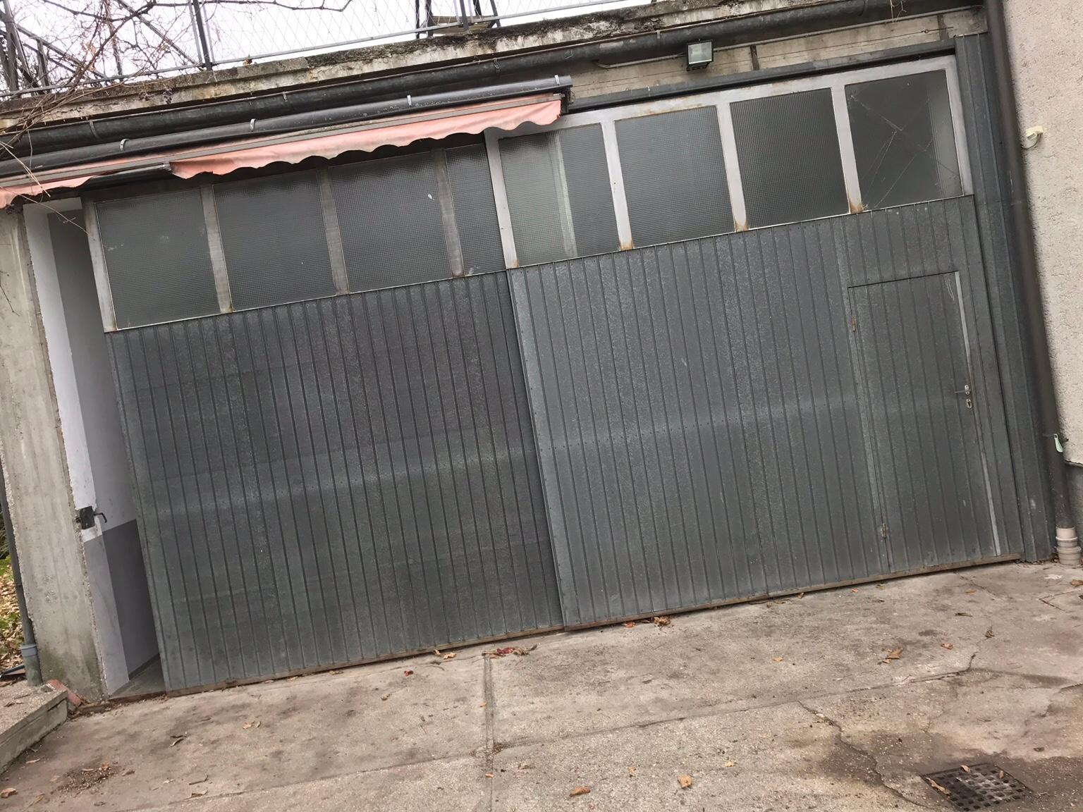 Große Garage zum Vermieten mit Hebebühne in 4050 Traun für