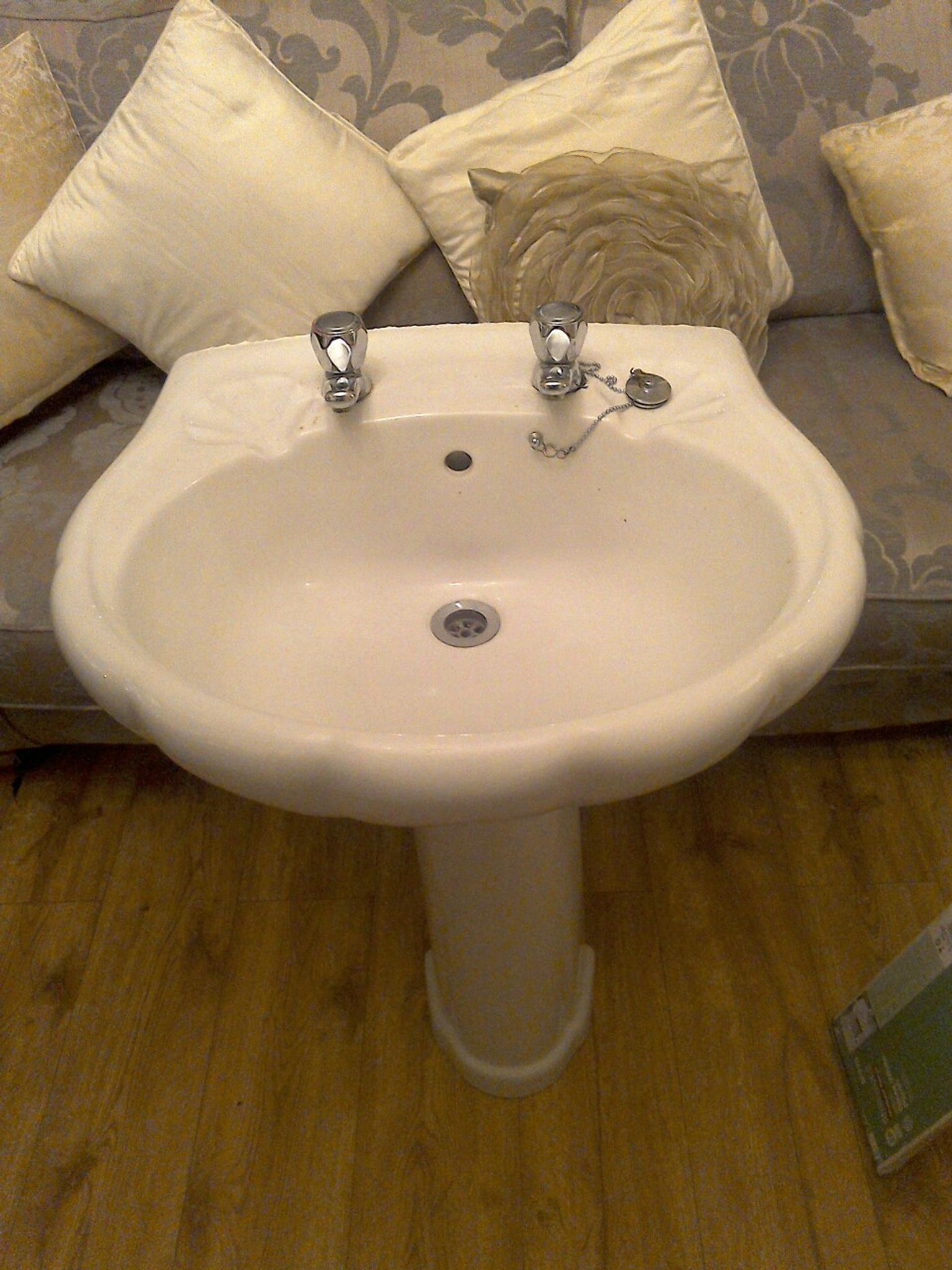 Bathroom Wash Basin and Pedestal in B69 Sandwell for £15.00 for sale