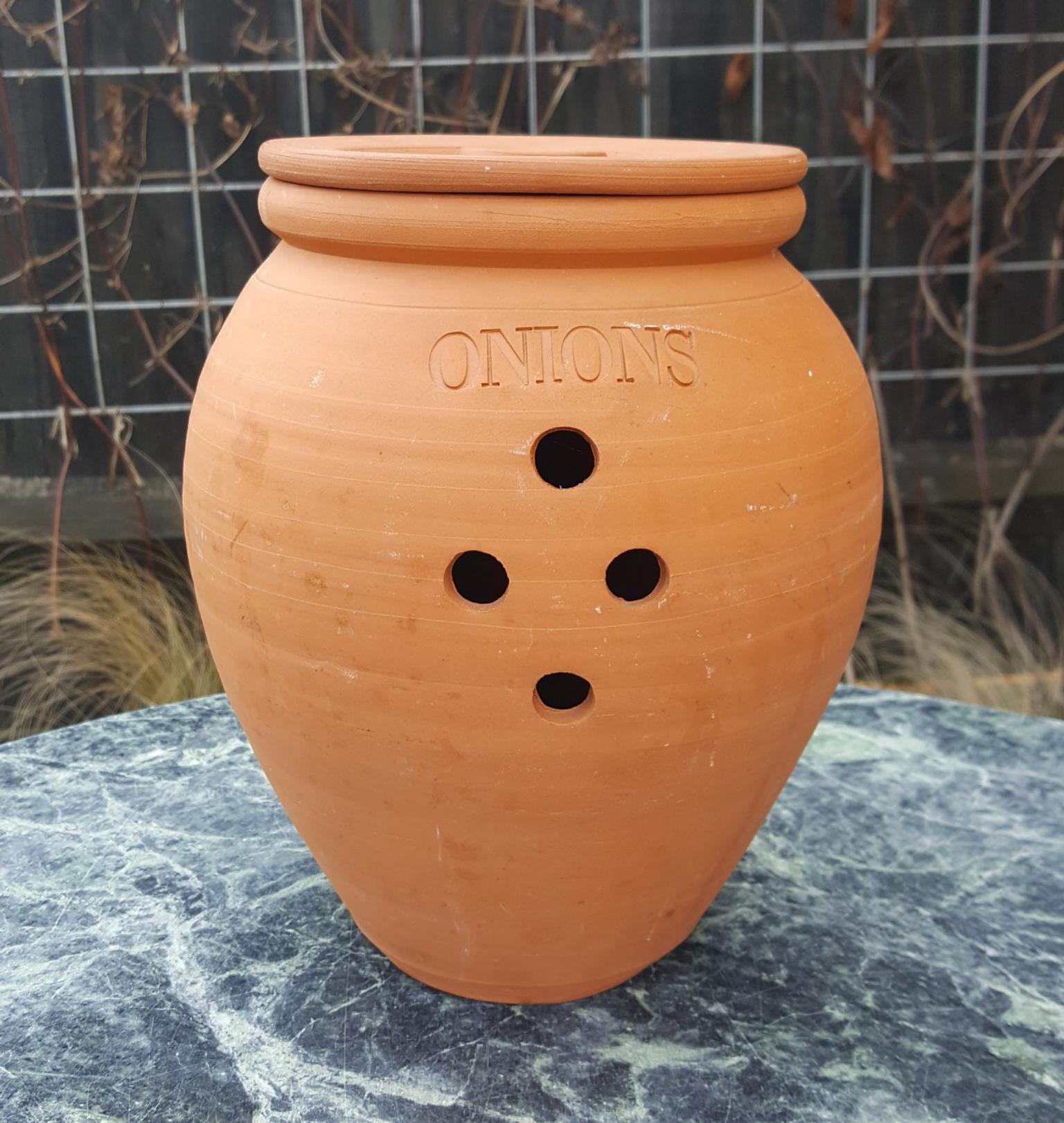 Terracotta onion keeper in AL6 Hatfield for £6.00 for sale Shpock